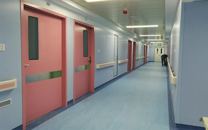 國外土豪看不上防盜門,裝電動門窗打開收天花板上,不占1寸空間