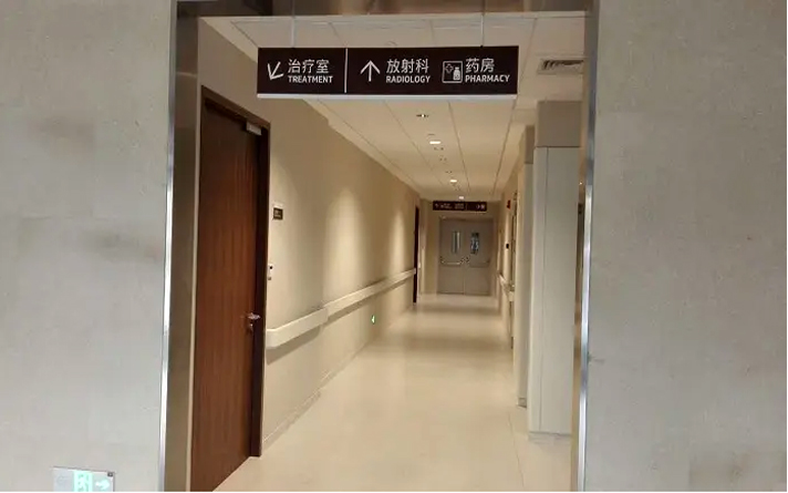 病房鋼質(zhì)門(mén)帶玻璃的圖